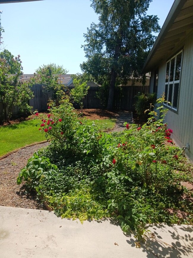 Building Photo - Introducing a meticulously maintained 3 bedroom, 2 bath gem!