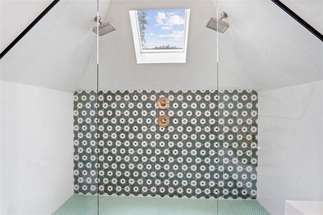 Building Photo - 724 Charles Allen Dr NE