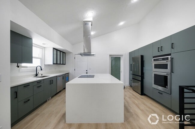 Building Photo - Beautiful Spacious Home with a Fully fence...