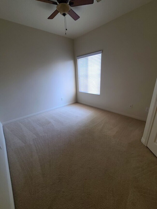 Building Photo - 4/2 bathroom located close to schools, sho...