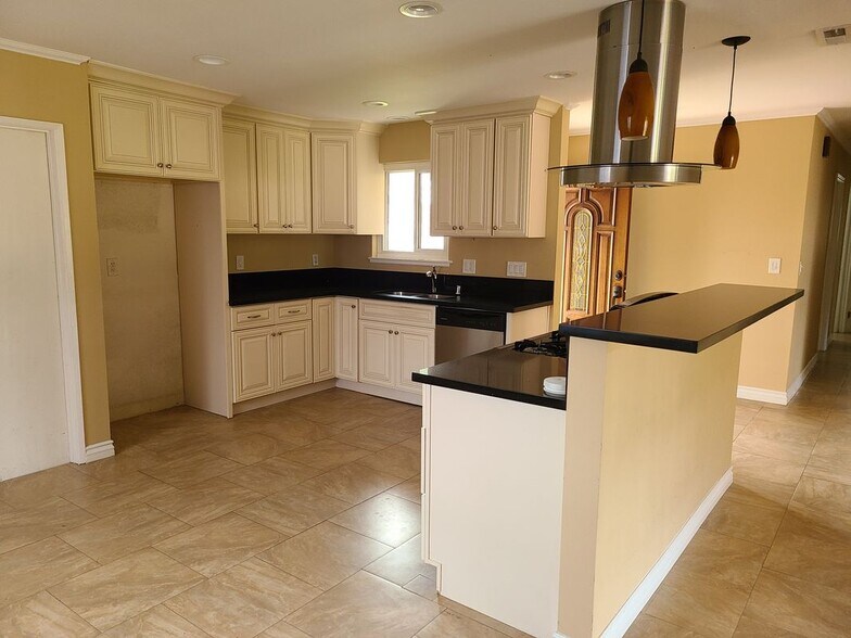Building Photo - 15720 Rose Ln