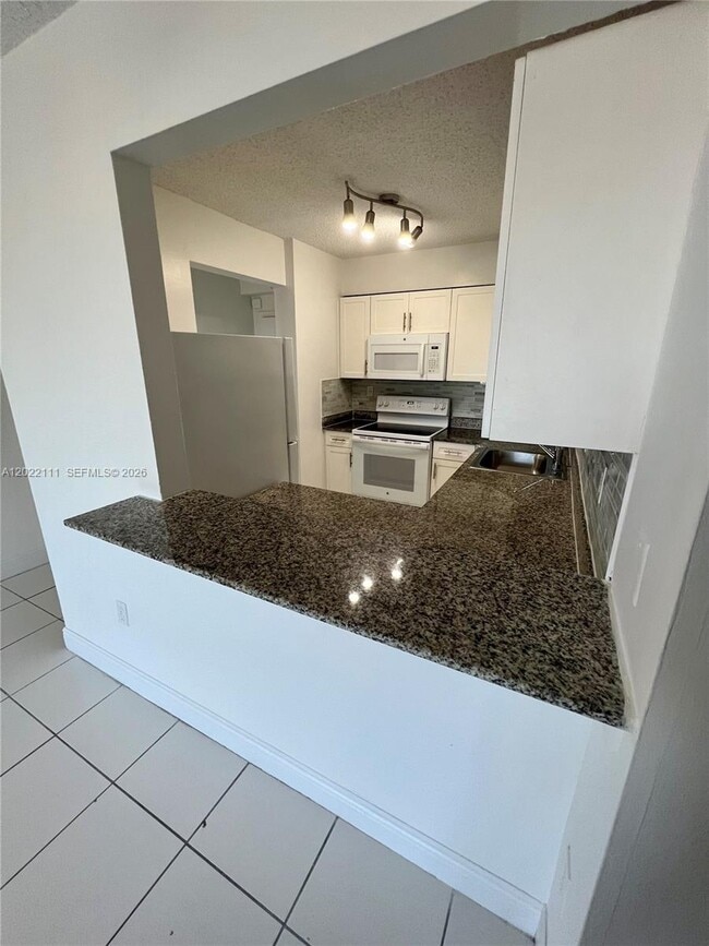 Building Photo - 9591 Fontainebleau Blvd