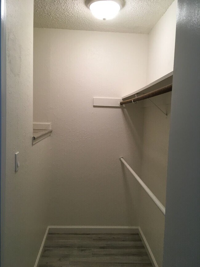 Building Photo - Nicely upgraded 2 Bedroom/1 Bathroom Condo...