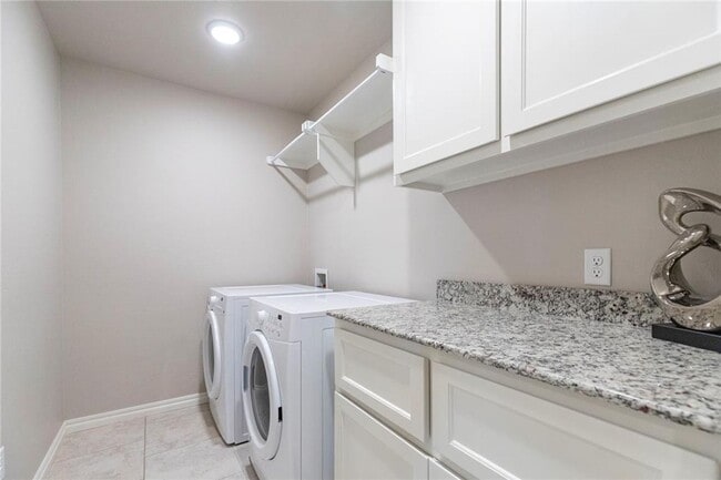Building Photo - Stunning new home + 4 bedrooms + 3 bathroo...