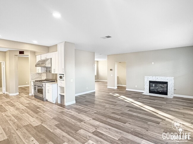 Building Photo - Great 4B/3BA House in Oceanside w/ a Large Loft!