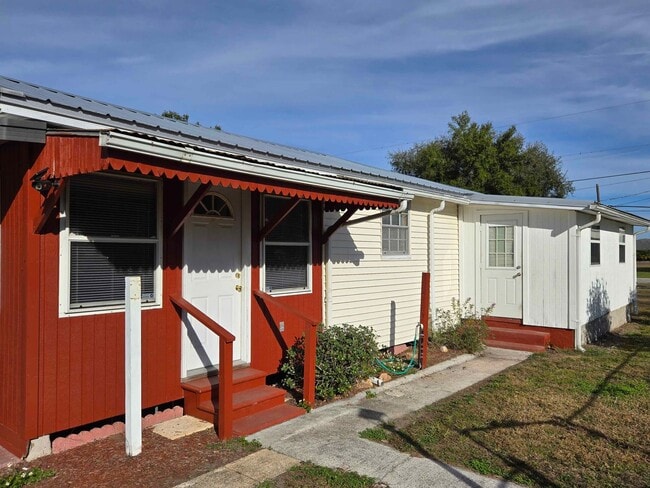 Building Photo - Two Bedroom Home with Large Fenced-in Yard