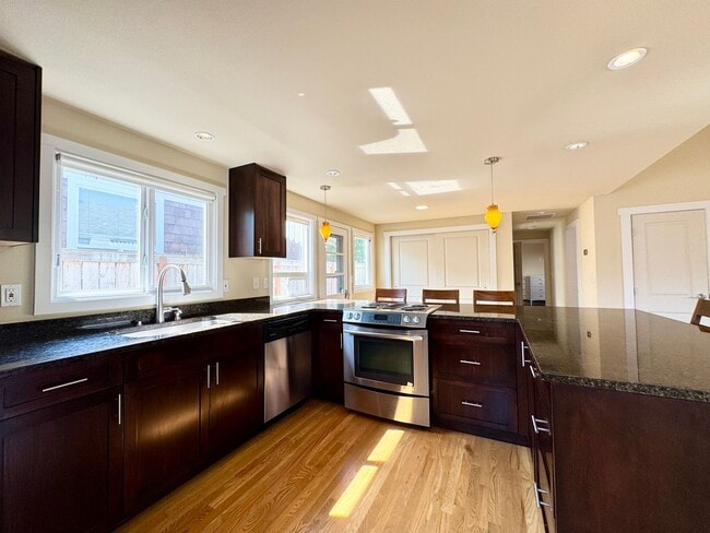 Building Photo - West Seattle ~ Alki Beach Home