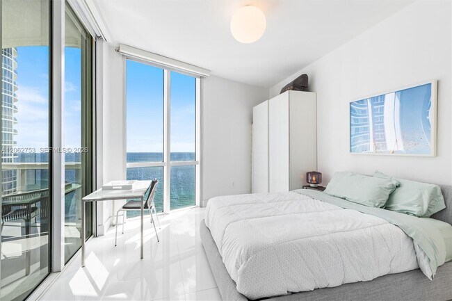 Building Photo - 15811 Collins Ave