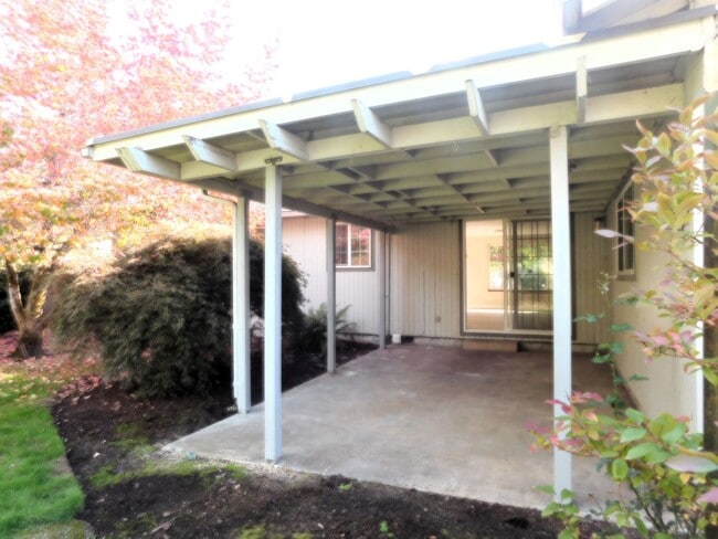 Building Photo - Beautiful 4 Bedroom, 1-1/2 Bathroom Home W...