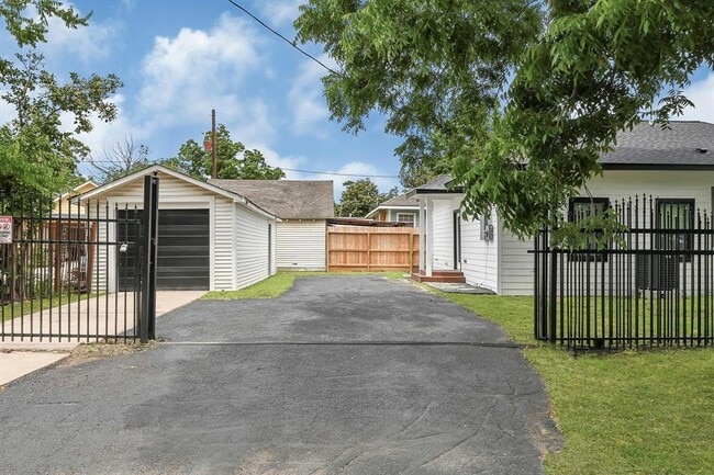Building Photo - 2422 Lidstone St