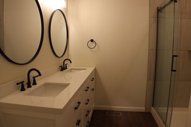 Building Photo - Beautiful Fort Collins 3 Bed, 2.5 Bath Townhome + $200 Off First Months Rent!