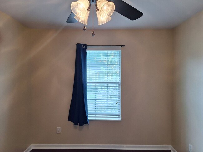Building Photo - Convenient location to interstate in North...