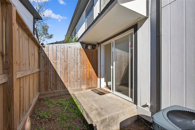 Building Photo - 1221 Cedar Post Ln