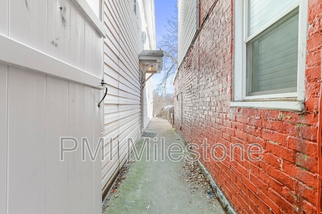 Building Photo - 721 2nd St