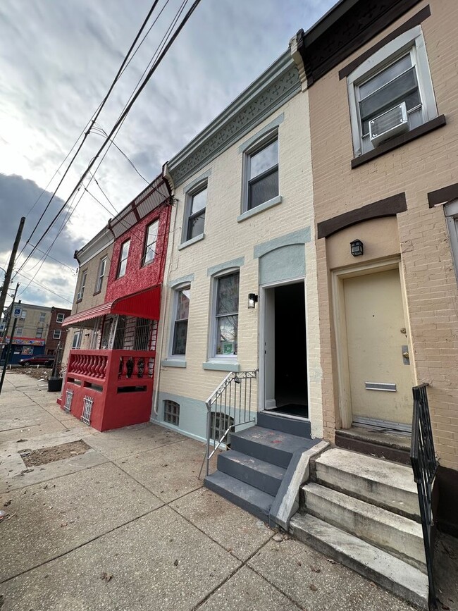 Building Photo - STUNNING NEWLY RENOVATED THREE BEDROOM HOUSE