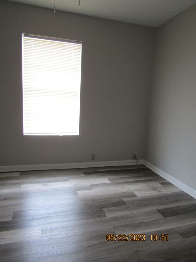 Building Photo - Very Nice Remodeled Duplex Home! No Pet Home!