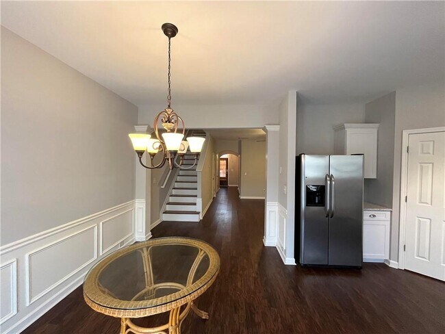 Building Photo - 2048 Lakeshore Overlook Dr