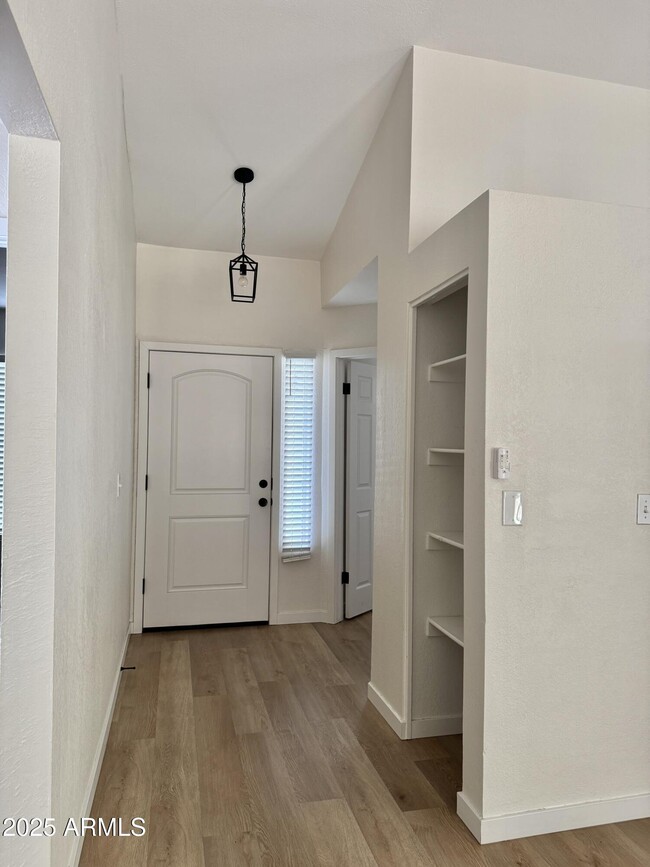 Building Photo - 613 W Rosemonte Dr