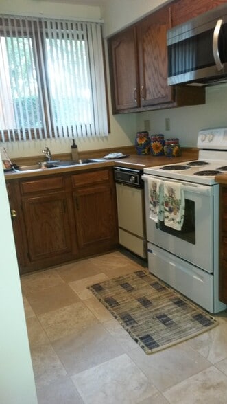 Building Photo - 1804 Green Valley Dr