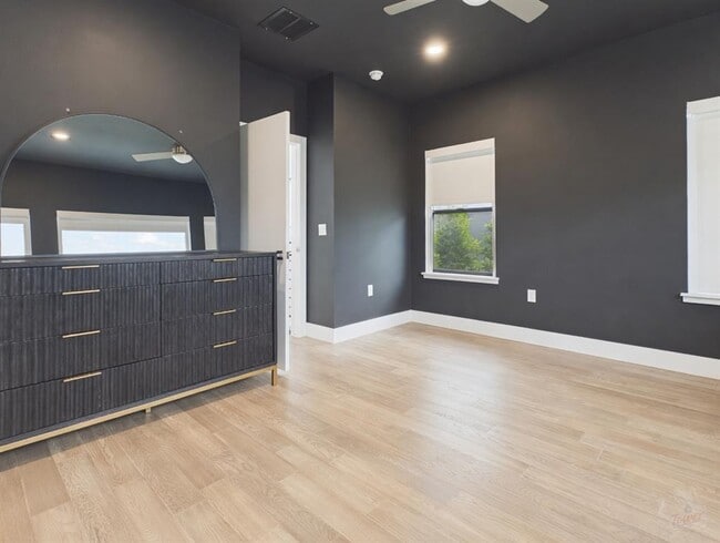 Building Photo - 4402 Mt Vernon Dr