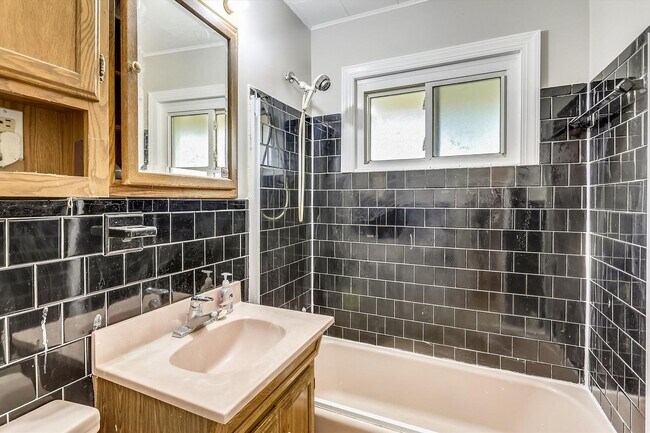 Building Photo - Updated and Ready for Move In