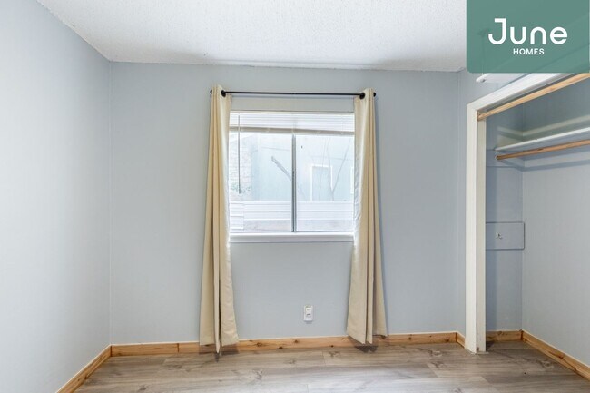 Primary Photo - Queen room in 3-bed/1.5-bath Home