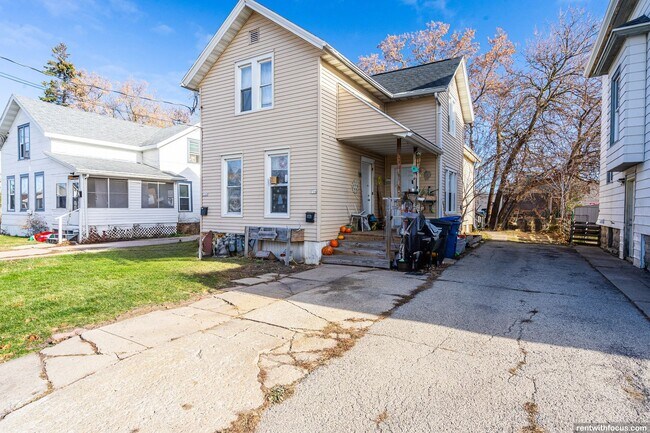 Building Photo - 716 Central St