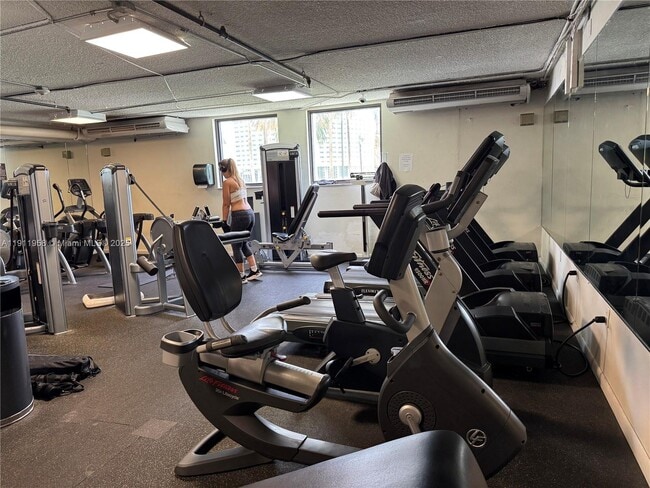 Building Photo - 999 Brickell Bay Dr