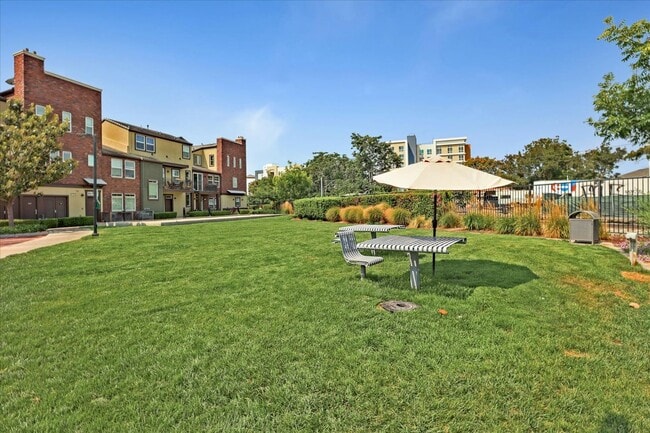 Building Photo - 837 Font-