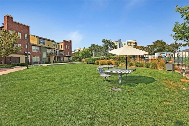 Building Photo - Luxury 2-Bedroom Monte Vista Condo with Downtown Views & Monthly House Cleaning Included