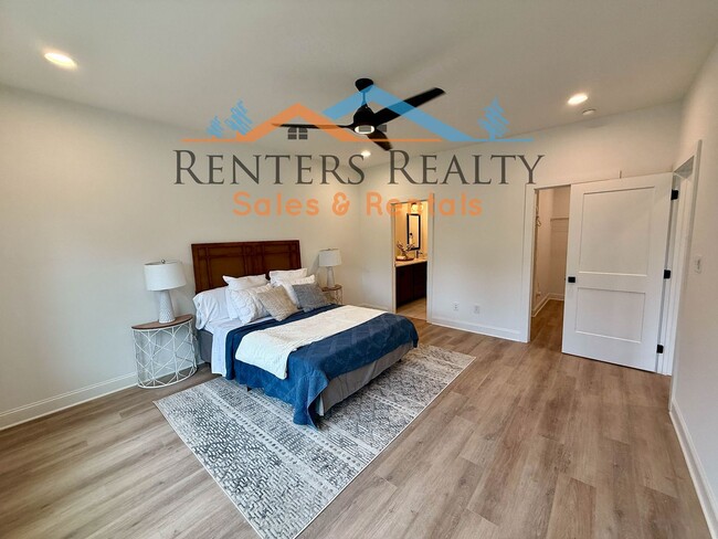 Building Photo - Stunning 3 Bedroom with Rooftop Terrace