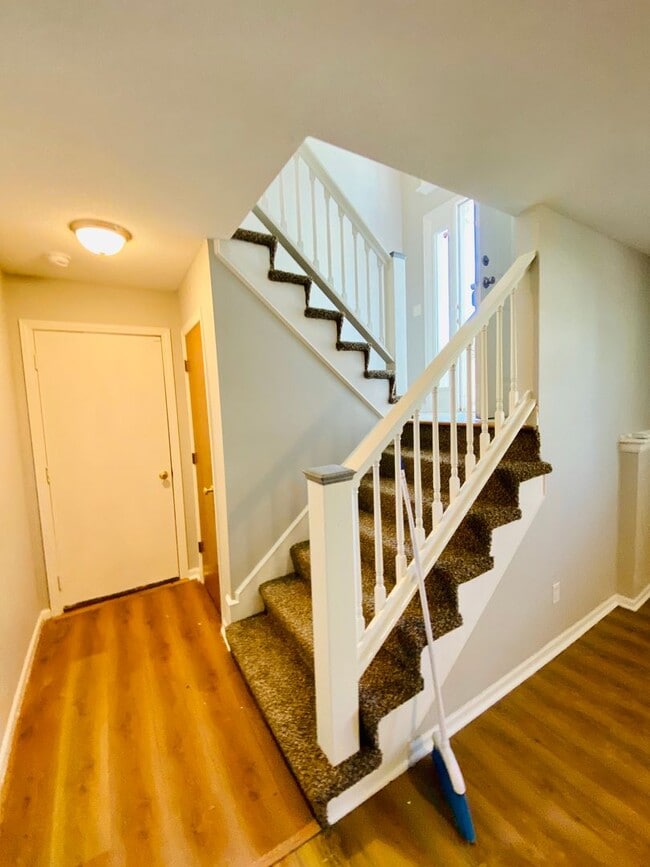 Building Photo - {1601} Spacious Duplex + Two Car Garage + Finished Basement + Fort Osage School District