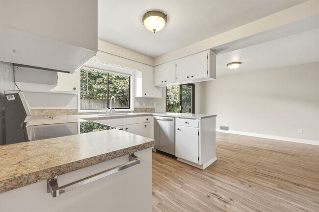 Building Photo - Move in ready NOW! Desirable west side location! 2 bed/ 1.75 bath. Olympia school district.