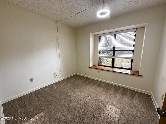 Building Photo - 233 Swan Lake Dr