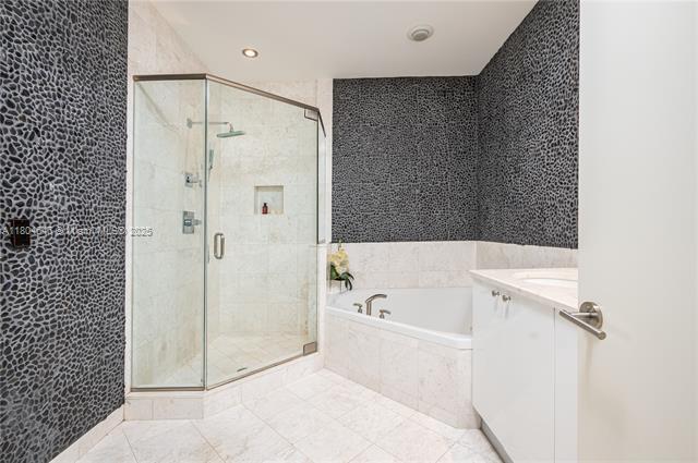 Building Photo - 901 Brickell Key Blvd