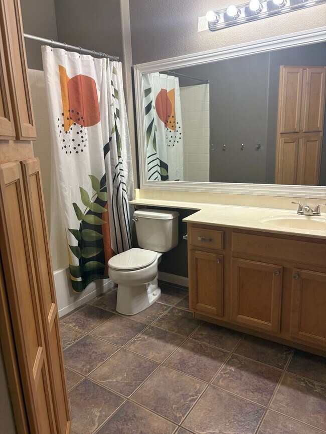 Building Photo - Lovely 4bed/2bath Home in West Sacramento