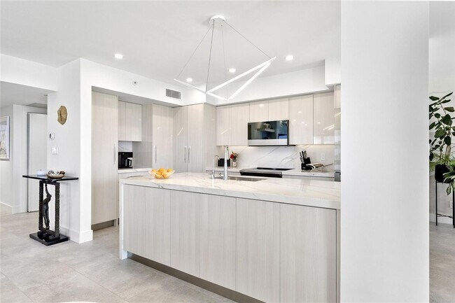 Building Photo - 601 Longboat Club Rd