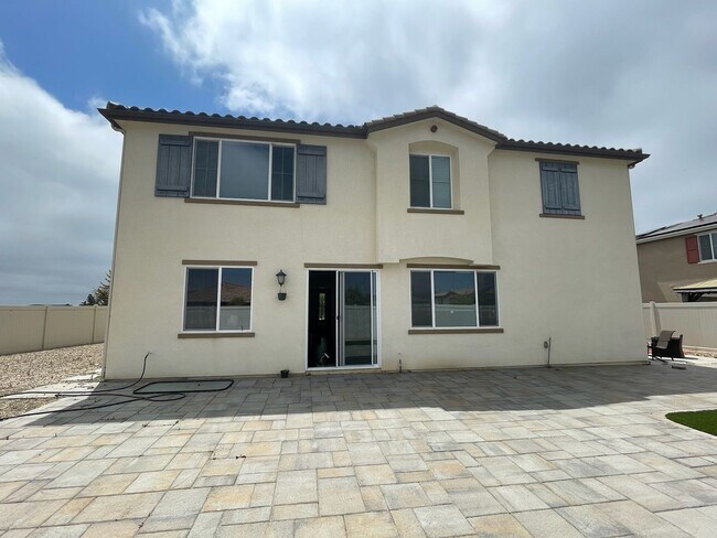 Building Photo - Stunning 4 bedroom home in Vista-With Solar!