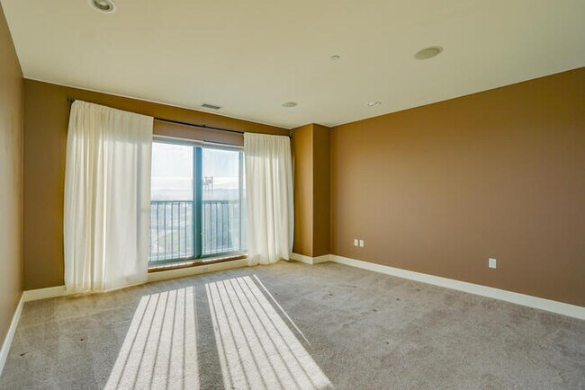 Building Photo - BEAUTIFUL TWO BEDROOM CONDO DOWNTOWN VANCOUVER