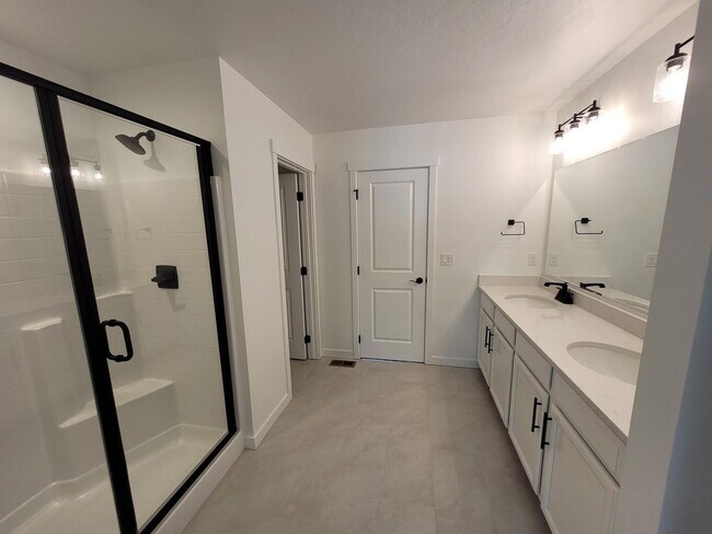 Building Photo - Stunning Newer Home In Caldwell!