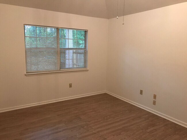 Building Photo - 135 Greenwood Ln