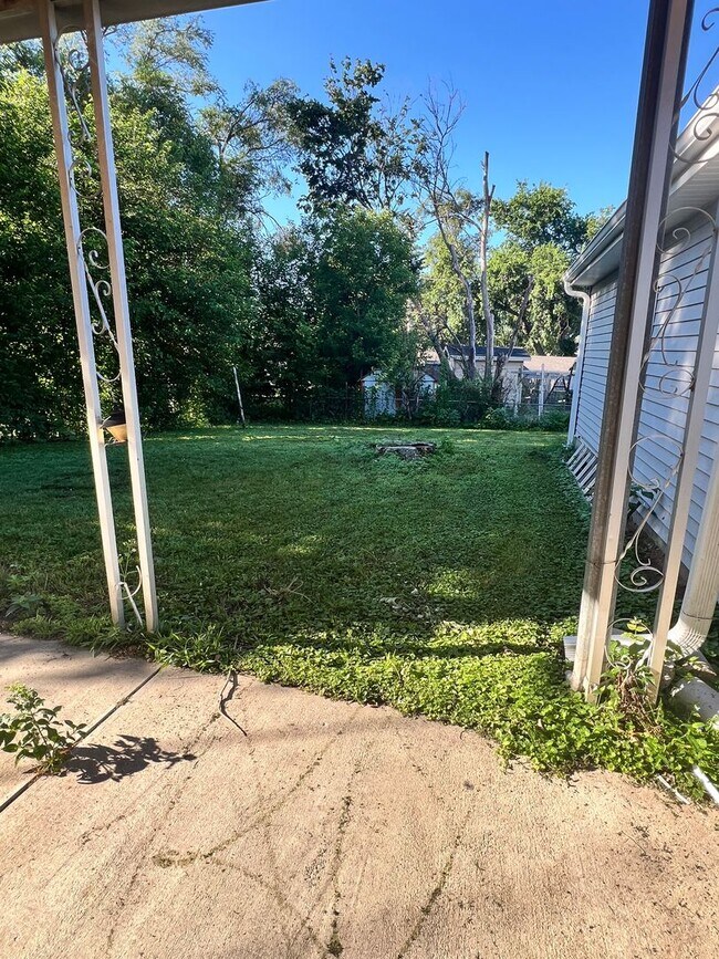 Building Photo - Nice S. Omaha House! 2 bed 1 bath, fully f...