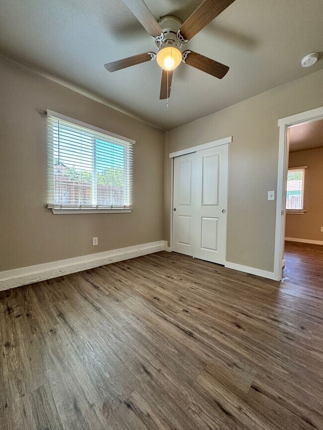 Building Photo - Available Now! 3 Bed/1.5 Bath Close to Downtown Lodi