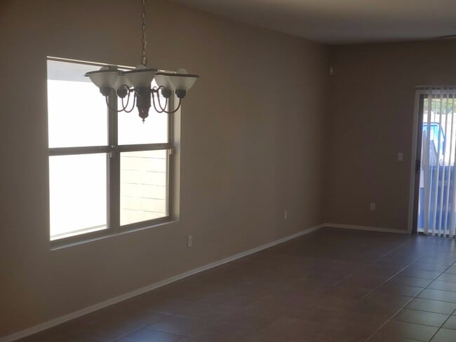 Building Photo - Nice 3 bed 2 bth and den home