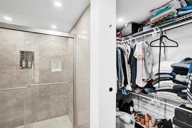 Building Photo - 8137 NW 17th Manor