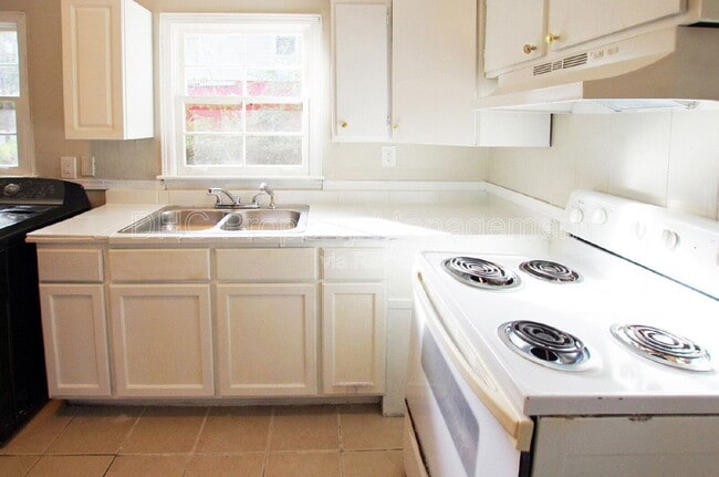 Building Photo - 892 Midway St SE