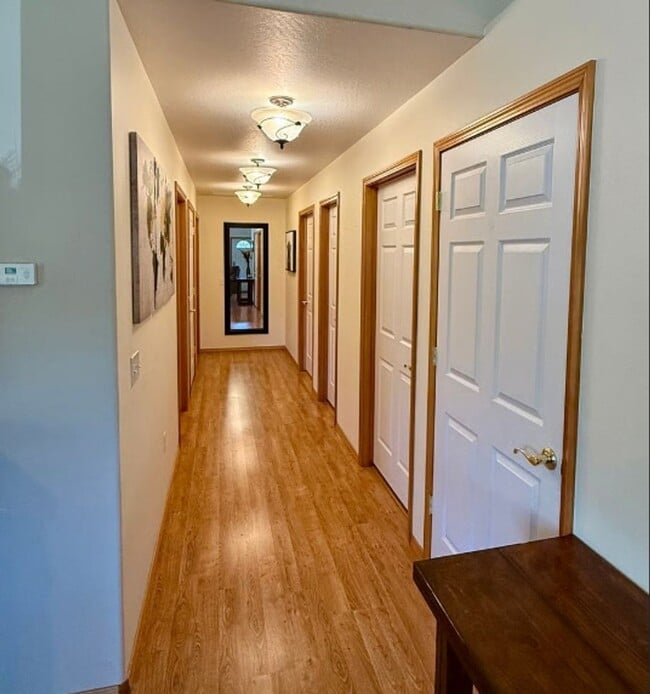 Building Photo - Fully Furnished and Supplied House in Lowe...