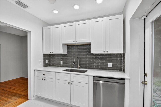 Building Photo - 2817 Poinsettia Ave