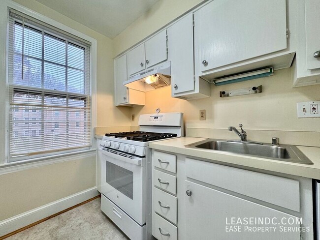 Building Photo - 2721 Ordway St NW