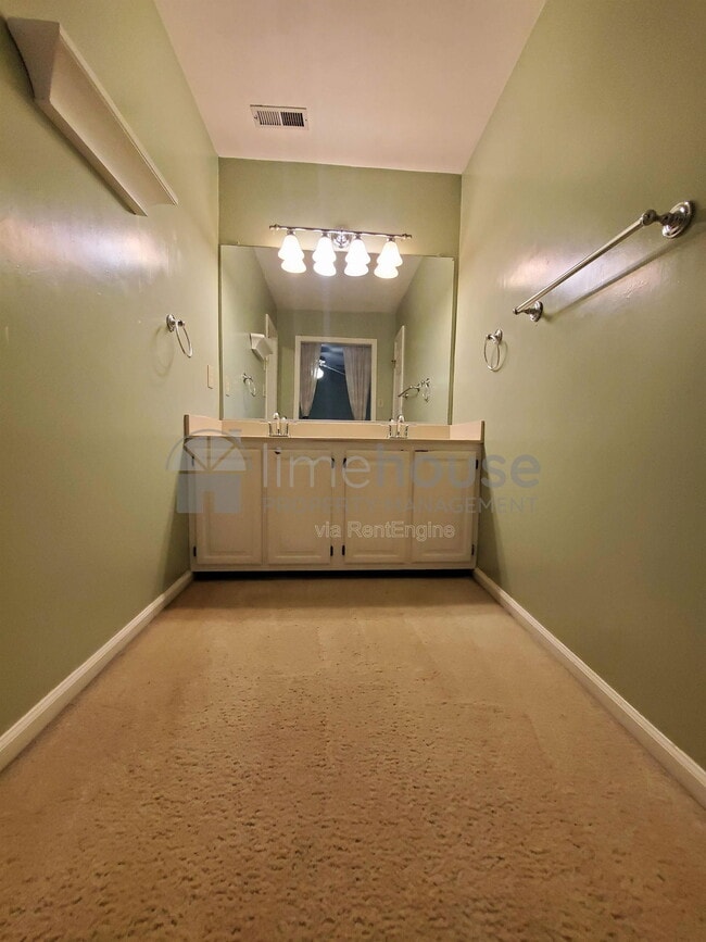 Building Photo - 909 Brandon Quay